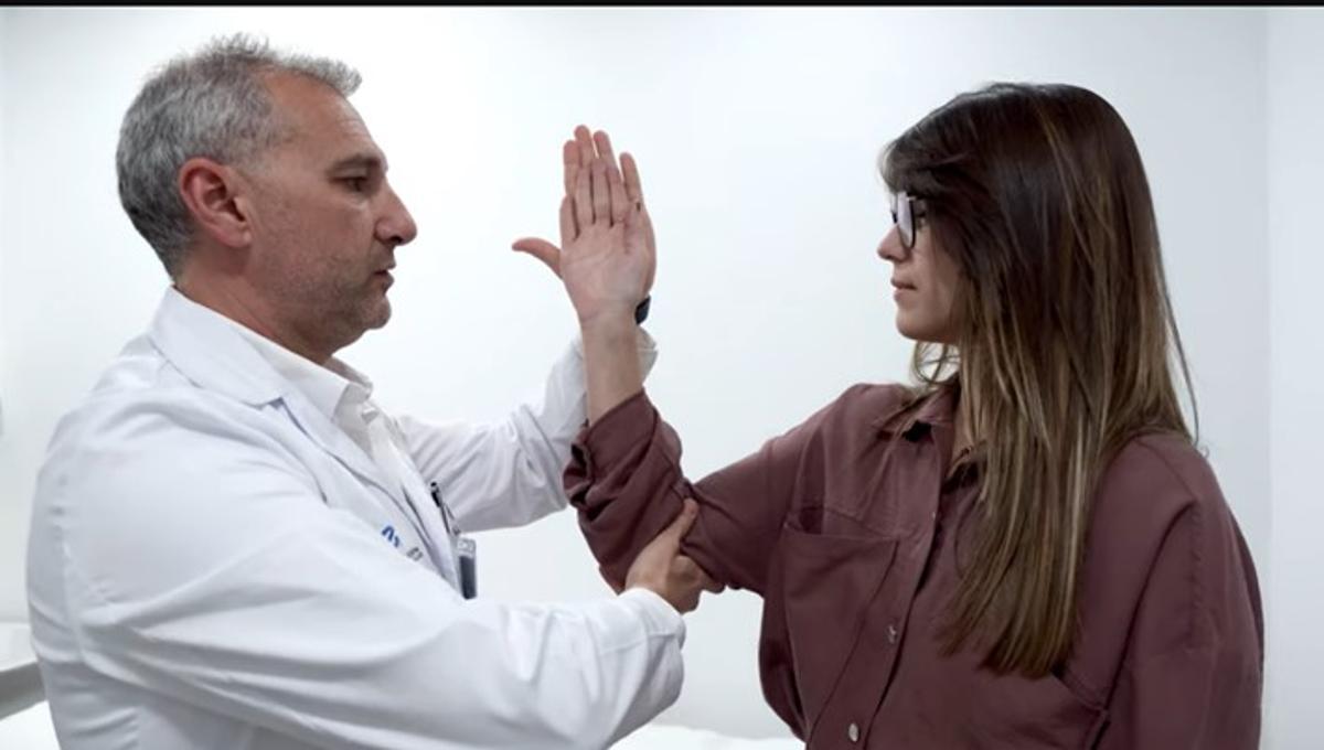 El doctor Carlos Jarabo, en su consulta de la Clínica Cres, con una paciente.