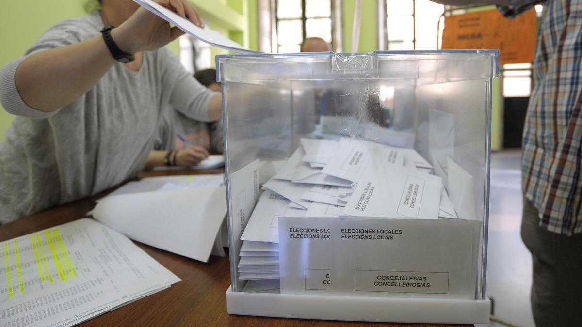 Un hombre vota en las elecciones municipales de 2019.