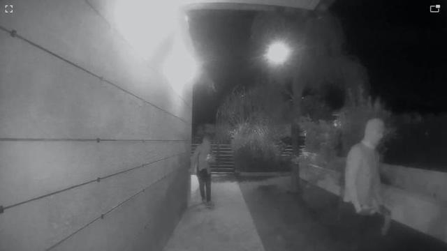 Los ladrones saliendo de la casa, según el video captado por las cámaras de la vivienda.