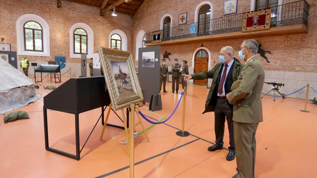 Igea durante su visita a la exposición sobre &quot;El centenario de la gesta del Regimiento de Alcántara&quot;.