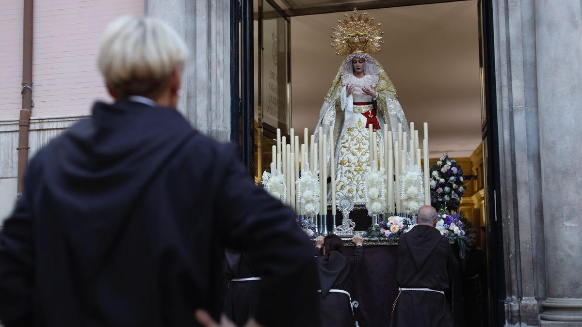 FOTOGALERÍA | Zaragoza se llena de capirotes y bombos en la procesión del Santo Entierro