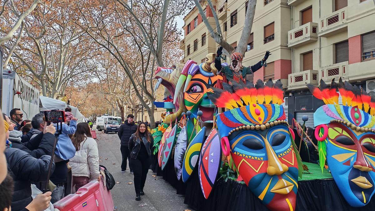 El rey mago Baltasar desfila en carroza en la cabalgata de Xàtiva, este martes.