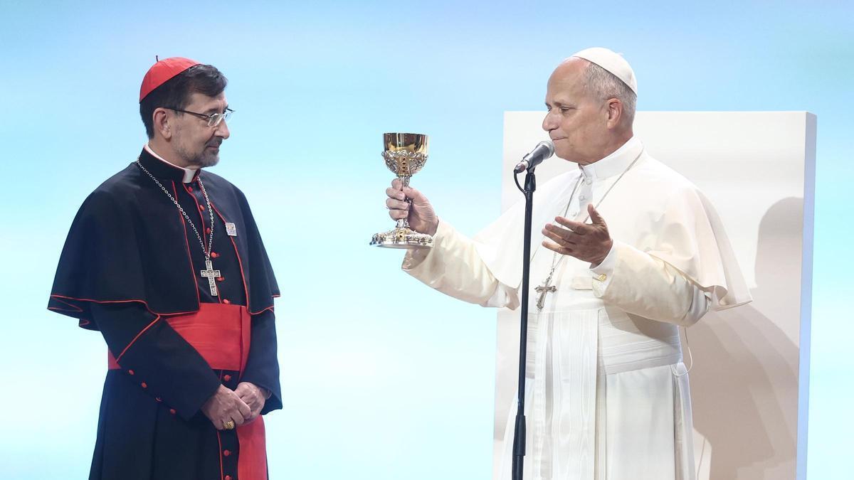 El Papa León XVI junto al cardenal y arzobispo de Madrid, José Cobo, durante un encuentro con los voluntarios en Ifema.