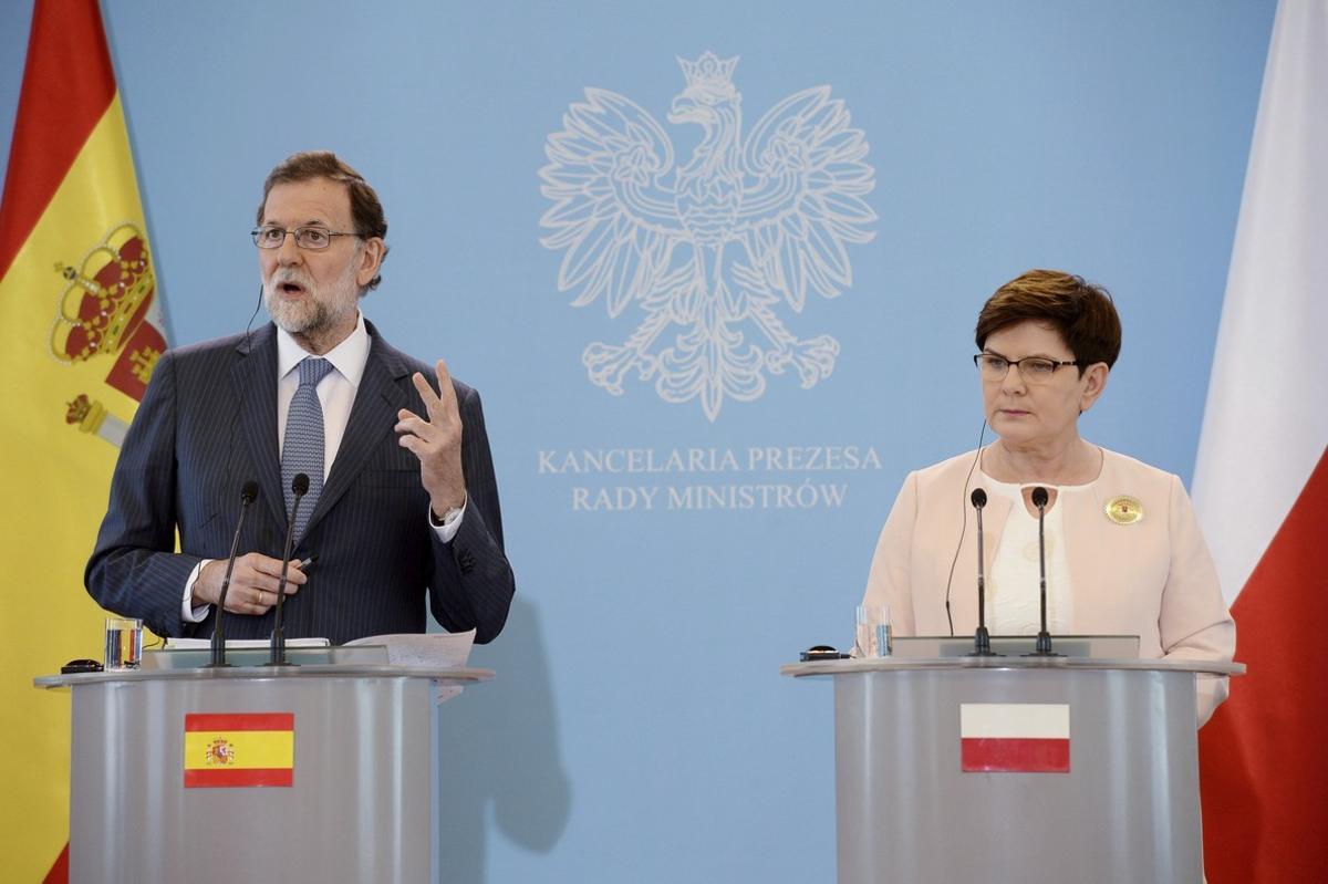 v2 VARSOVIA, 30/06/2017.- El presidente del Gobierno español, Mariano Rajoy (i), y la primera ministra polaca, Beata Szydlo (d), durante una rueda de prensa tras su reunión en el Palacio Belvedere de Varsovia (Polonia), hoy, 30 de junio de 2017, en el marco de la XII cumbre entre España y Polonia. EFE/JACEK TURCZYK PROHIBIDO SU USO EN POLONIA