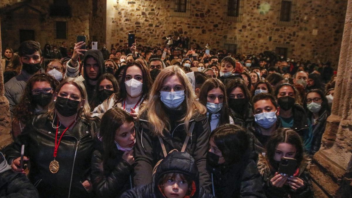 La gente siguió desde las puertas la ceremonia de la concatedral.