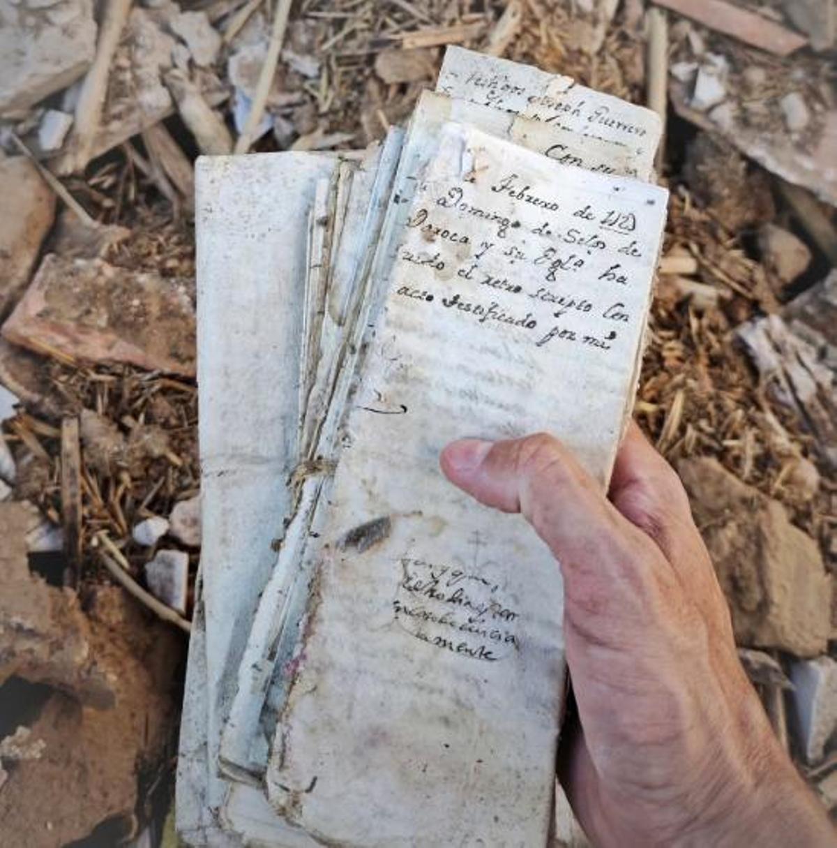 Algunos de los escritos encontrados en la casa