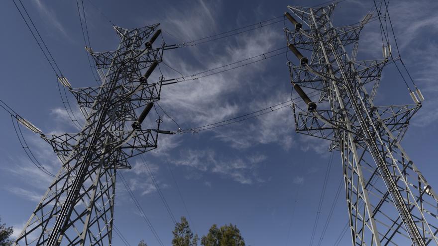 Archivo - Dos torres eléctricas en Madrid