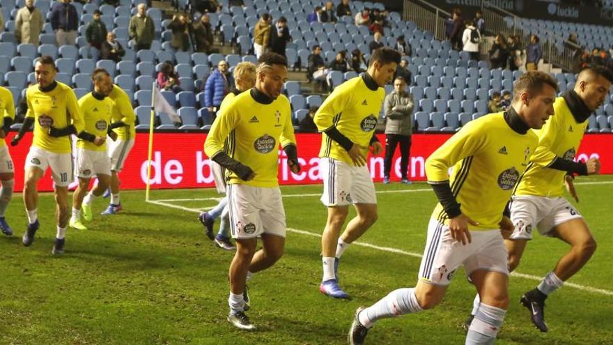 Los jugadores del Celta, calentando en los minutos previos a la cita contra el Alavés. // R. Grobas