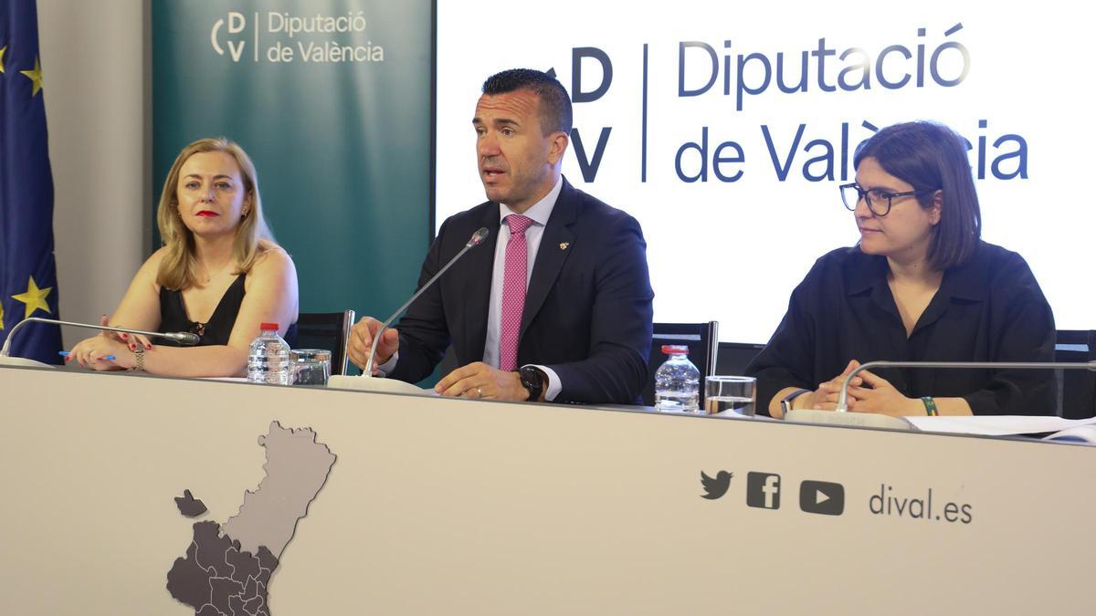 Natàlia Enguix, Vicent Mompó y Laura Sáez, en la diputación.