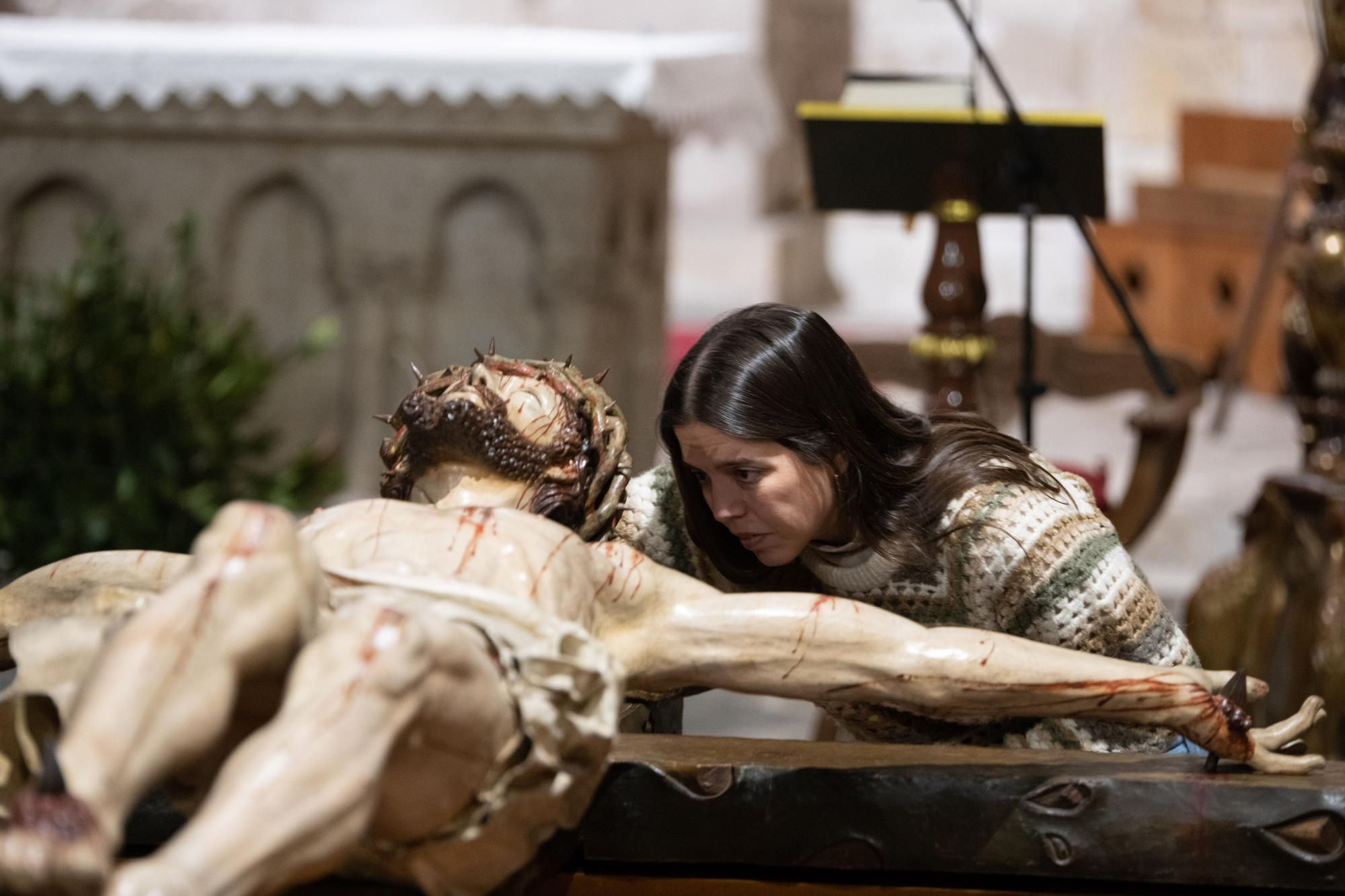 Descendimiento del Cristo de la Agonía en la iglesia de La Horta para preparar la procesión de las Siete Palabras del próximo Martes Santo.