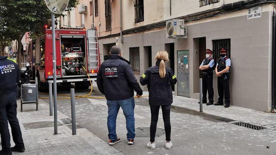 Efectius de diferents cossos de seguretat davant d&#039;un camió de Bombers durant un incendi en un pis de l&#039;Hospitalet de Llobregat