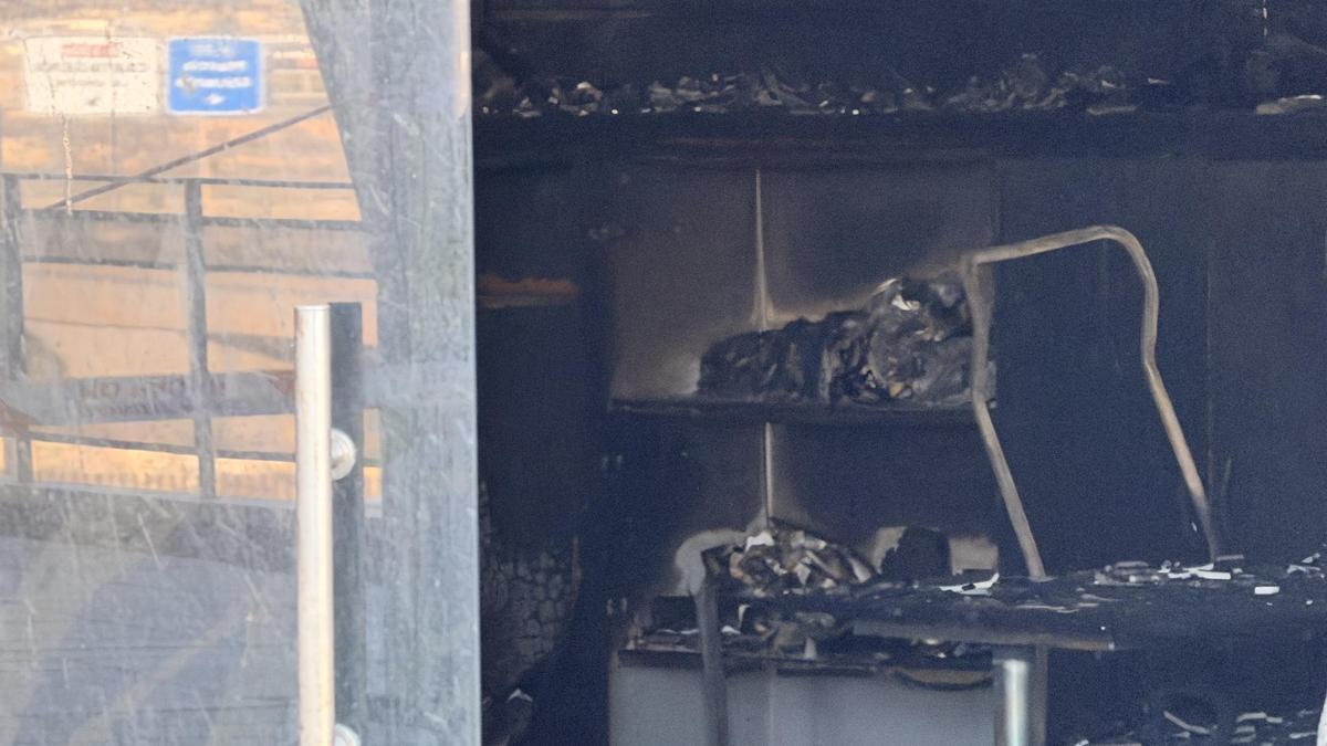 Detalle de material calcinado fotografiado en la terraza del Santa Lucía el día después del incendio.
