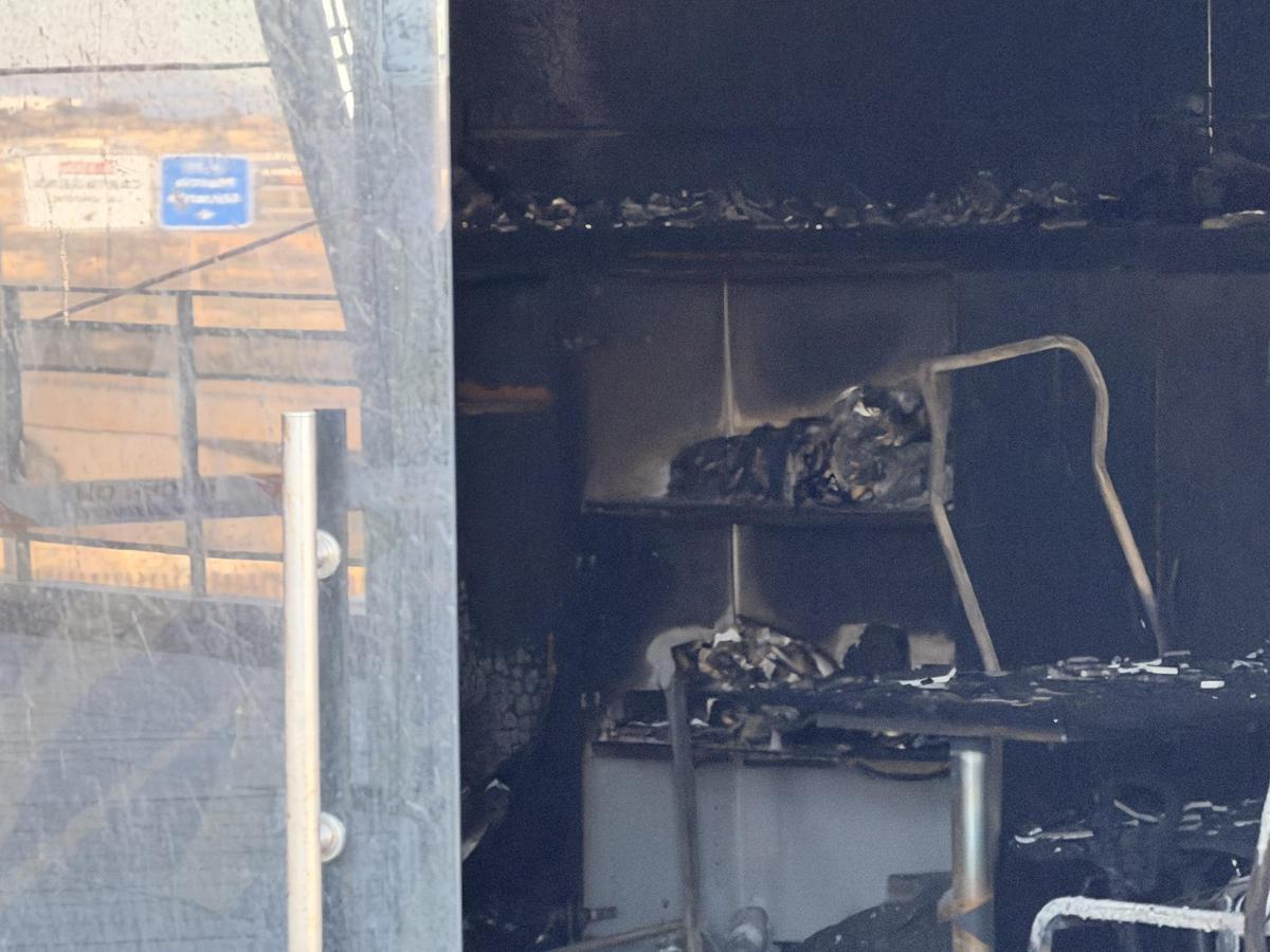 Detalle de material calcinado fotografiado en la terraza del Santa Lucía el día después del incendio.