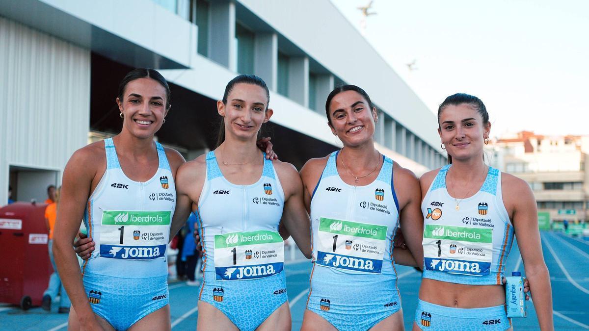Esperança cladera posa con sus compañeras de club del Diputación de Valencia.