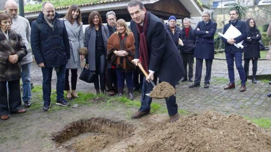 Caballero tapa la primera piedra simbólica de la obra. // A. Villar