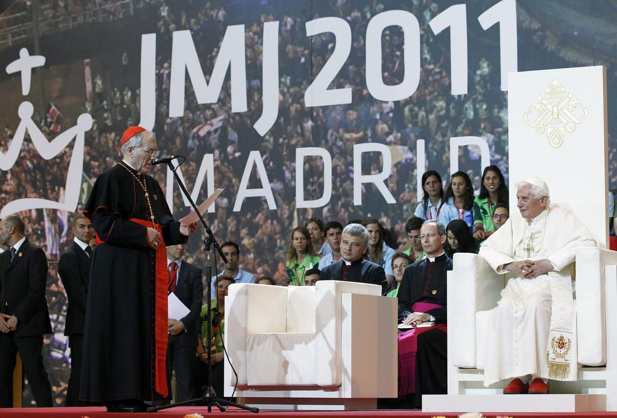 El cardenal y arzobispo de Madrid, Antonio María Rouco (i) durante su intervención en el encuentro que el papa Benedicto XVI en la XXVI Jornada Mundial de la Juventud, en Madrid en 2011. E