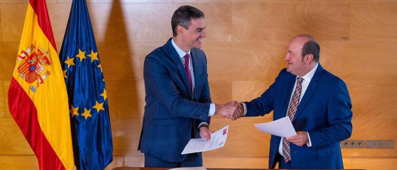 El presidente del Gobierno español, Pedro Sánchez, con el presidente del EBB del PNV, Andoni Ortuzar, firmando el acuerdo.