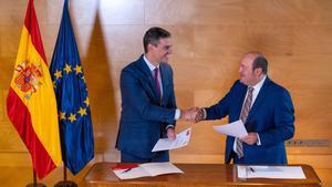 El presidente del Gobierno español, Pedro Sánchez, con el presidente del EBB del PNV, Andoni Ortuzar, firmando el acuerdo.