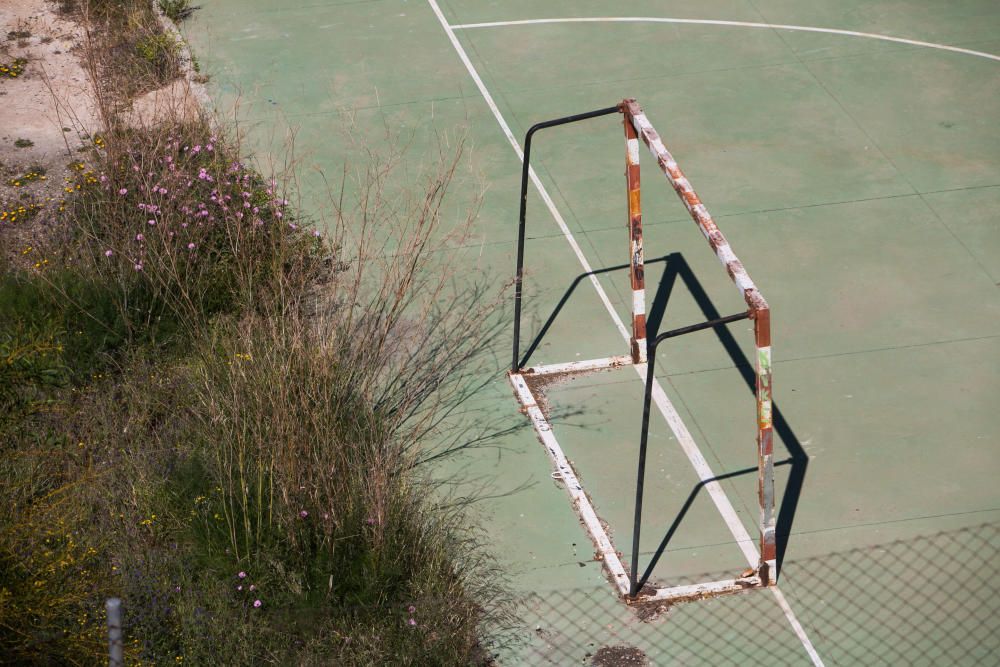 Instalaciones deportivas abandonadas en el Tossal