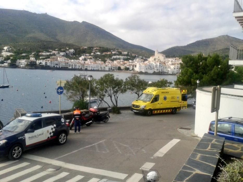 Ferit greu en caure per un penya-segat de 8 metres a Cadaqués