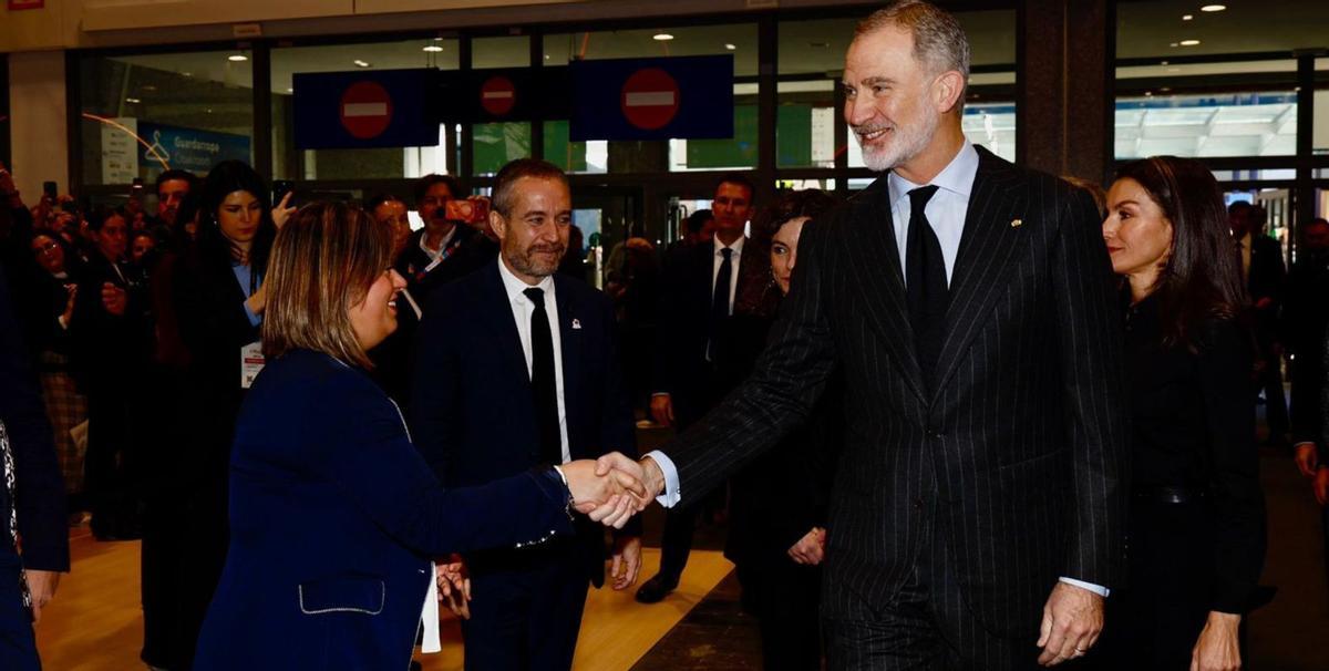 Gimena Llamedo saluda al Rey Felipe en Fitur, con la Reina Letizia detrás y ante la mirada de Miguel Sanz, director general de Turespaña. | CASA DEL REY