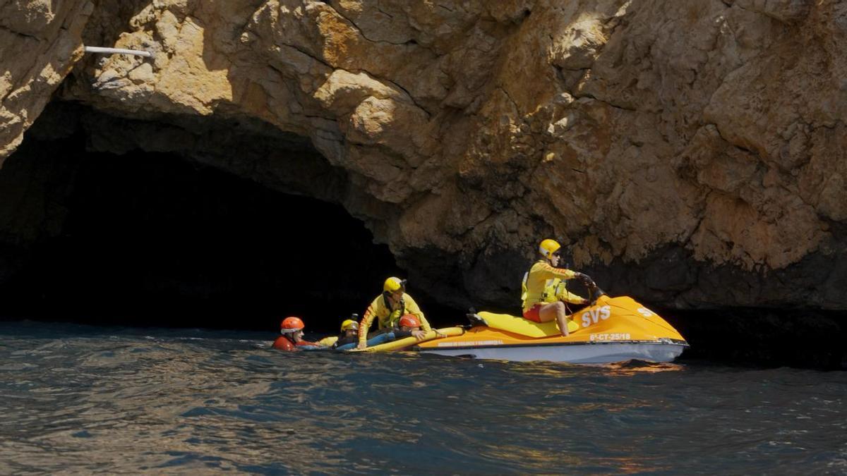 A uno de los "rescatados" se lo ha sacado por la cueva marina