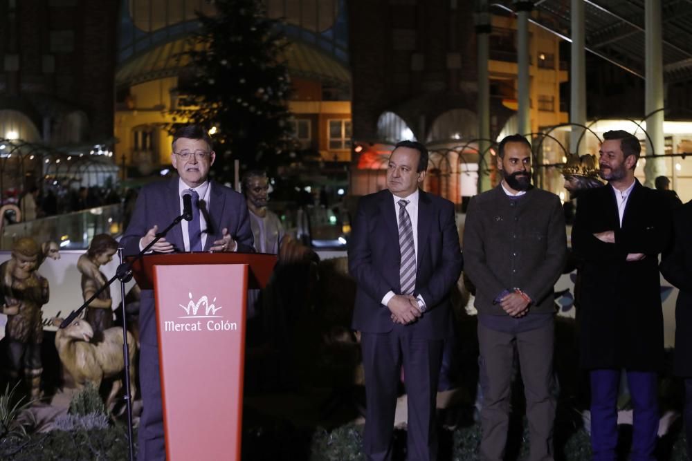 Primer día del árbol de Navidad, pista de patinaje sobre hielo y el tiovivo del ayuntamiento