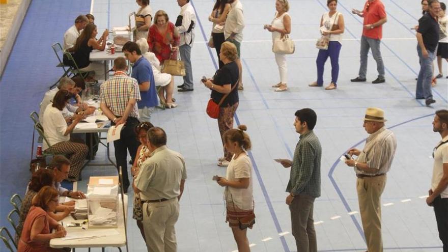 La participación en España del 51,2% a las 18 horas es la más baja de la democracia