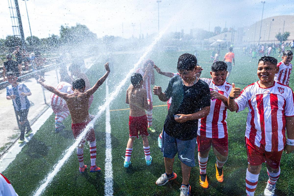 La Mina celebra su primera Champions infantil