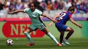 Mayra Ramírez desborda a Patri Guijarro en el Barcelona-Chelsea de la ida en Montjuïc.