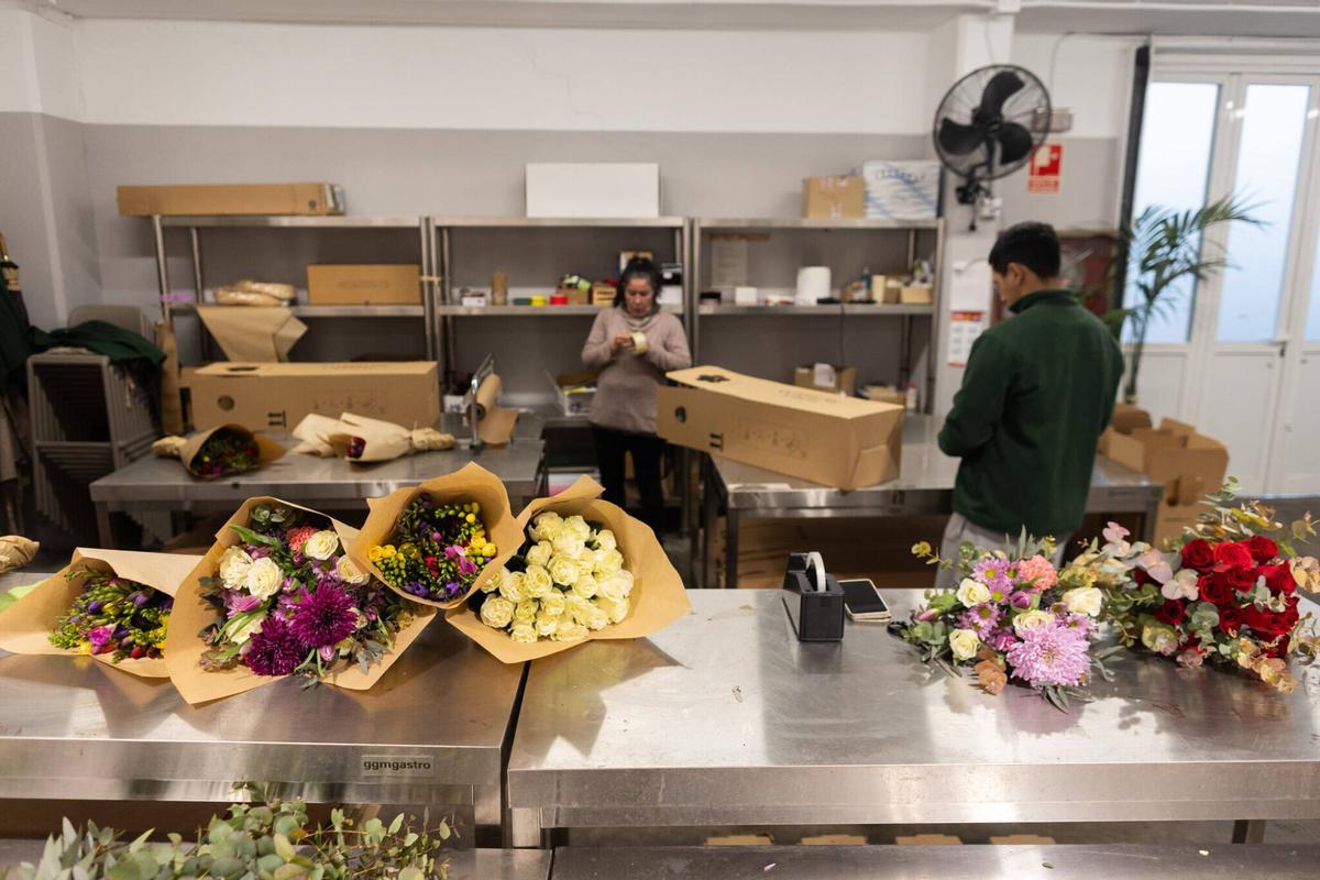 Valencia. Flores Solidarias. Una empresa de mercavalencia vende ramos online y emplea a personas sin hogar con el objetivo de que salgan de la calle. Historia de la primera mujer que ha salido de la calle gracias a esta empresa solidaria