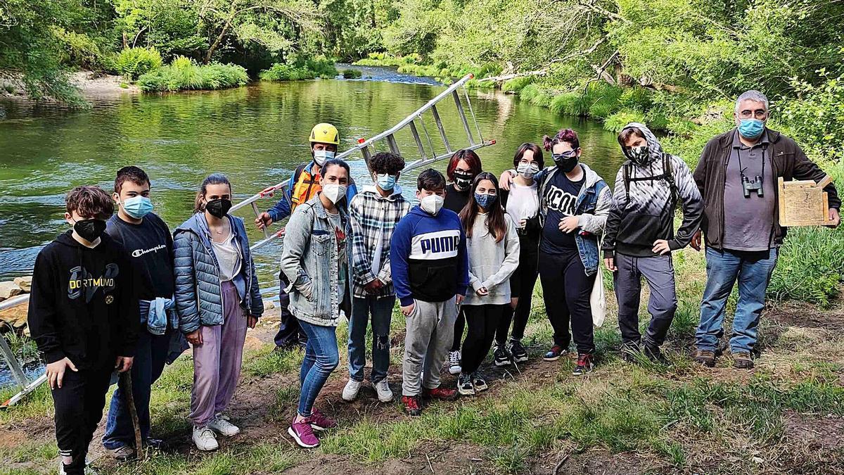 Alumnado del IES Val do Tea y técnicos que colocaron los refugios de murciélagos en el Tea. 