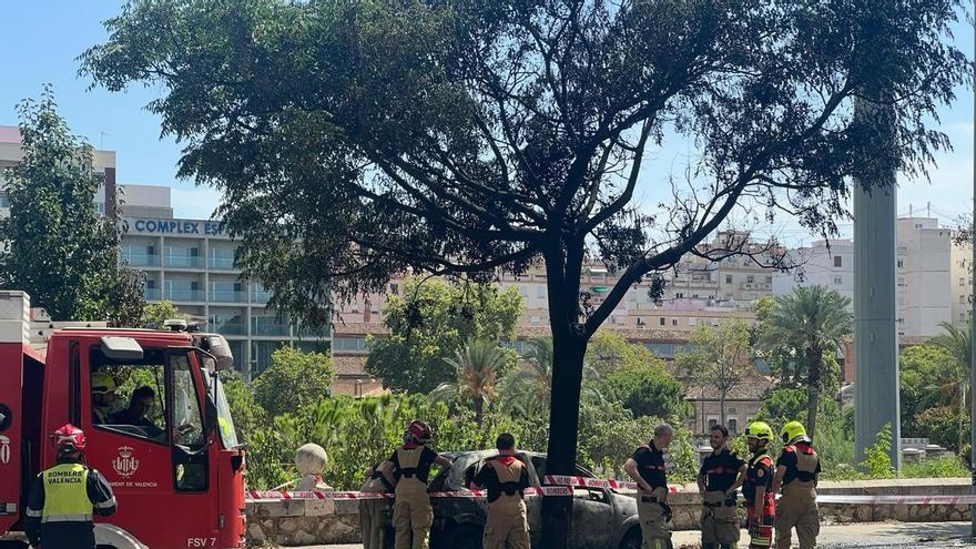 Un vehículo incendiado en Campanar dificulta el tráfico en Valencia