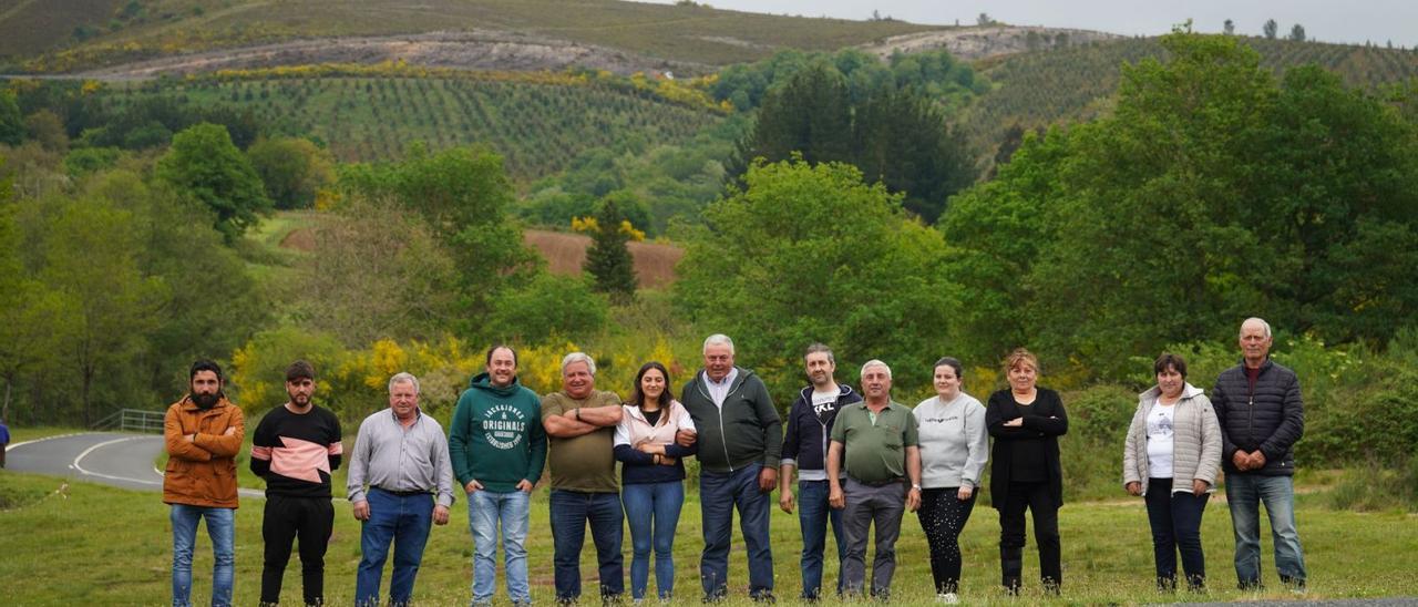 Vecinos de cuatro de las cinco aldeas habitadas de Sanguiñedo, 
con las plantaciones de pinos de As Bouzas, al fondo.   | // BERNABÉ