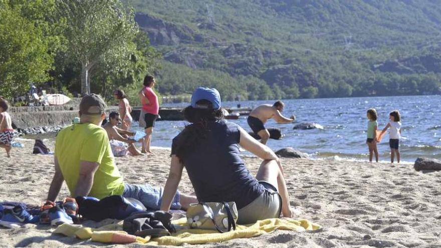 Un grupo de bañistas disfruta de la arena y de las aguas del Lago en los pasados días.