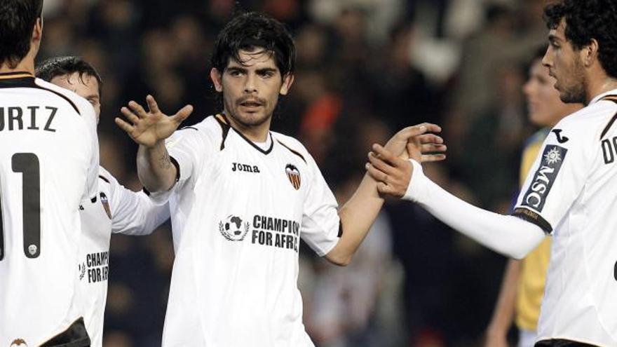 El jugador argentino del Valencia Ever Banega celebra junto a sus compañeros el cuarto gol que marcó al Cádiz en Copa del Rey.