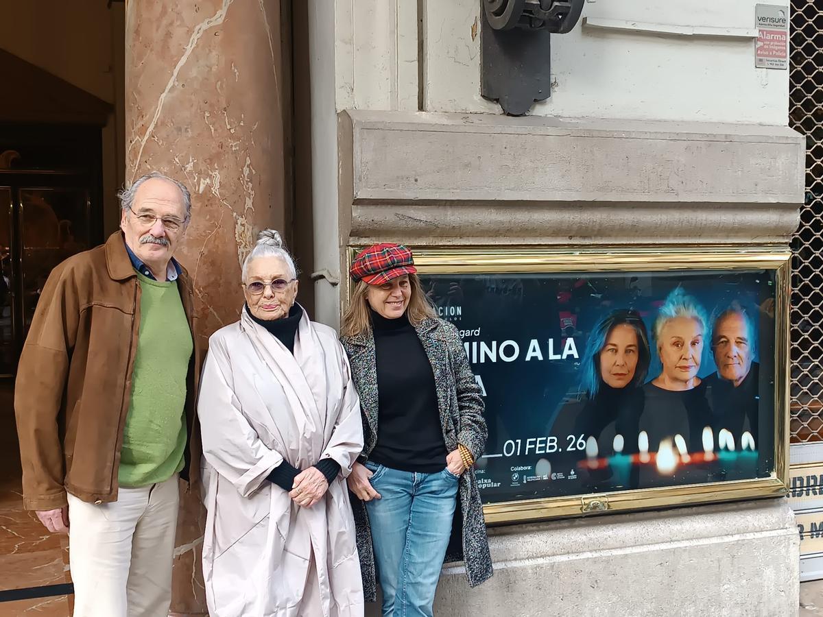Carlos Olalla, Lola Herrera y Natalia Dicenta, durante la presentación de la obra esta semana en el Teatro Olympia.