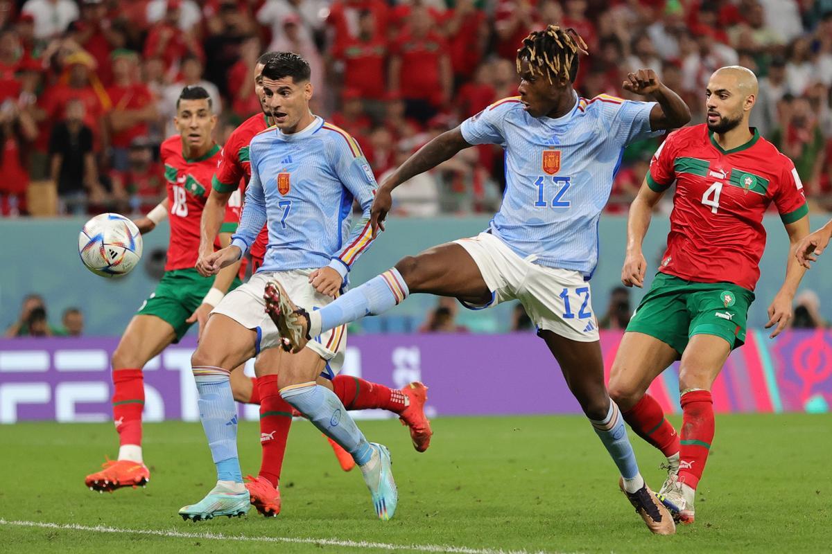 Doha (Qatar), 06/12/2022.- Nico Williams (2-R) of Spain takes a shot on goal during the FIFA World Cup 2022 round of 16 soccer match between Morocco and Spain at Education City Stadium in Doha, Qatar, 06 December 2022. (Mundial de Fútbol, Marruecos, España, Catar) EFE/EPA/Friedemann Vogel