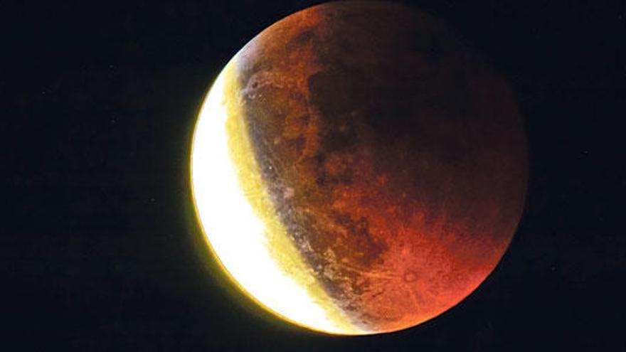 En la imagen, el eclipse fotografiado a las 22.50 desde Palma: el sol poco a poco volvía a iluminarla.