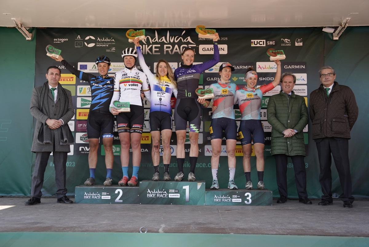 Podio de categoría élite femenina en la Andalucía Bike Race tras la tercera etapa.