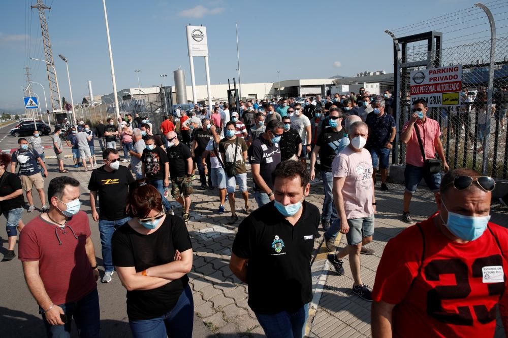 Trabajadores de la planta de Nissan en la Zona Franca de Barcelona protestan ante el cierre