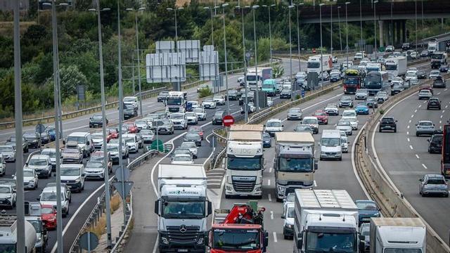 Imatges de recurs de l’intens trànsit a l’AP-7 a l’altura de Cerdanyola del Vallès-UAB, amb retencions i elevada densitat de vehicles