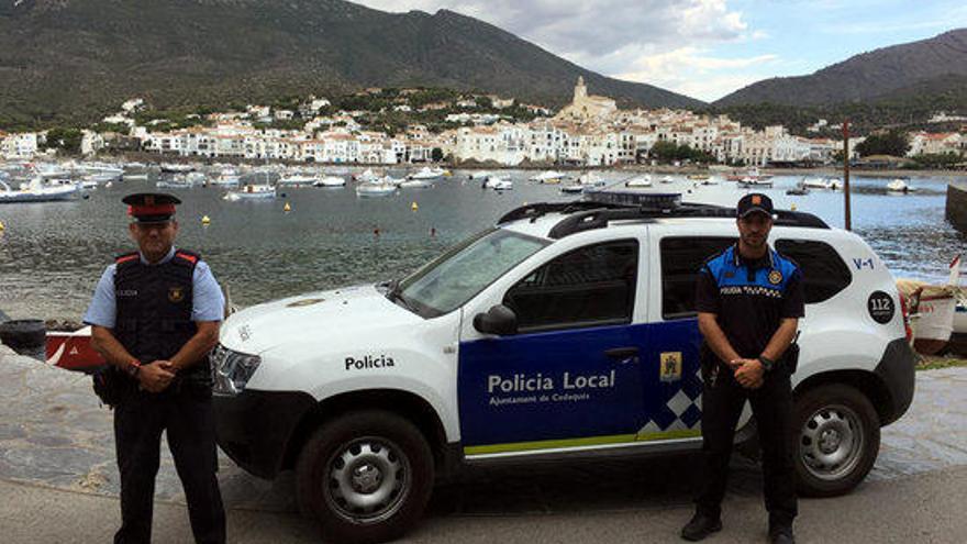 Patrulla policial mixta a Cadaqués.