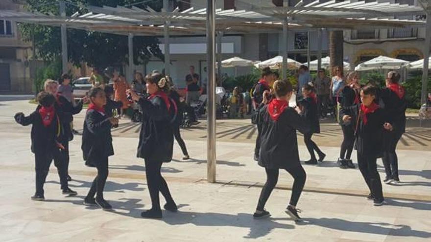 Muestra de danzas tradicionales del CEIP Antonio Machado de Elda en la fiesta del 9 d&#039;Octubre