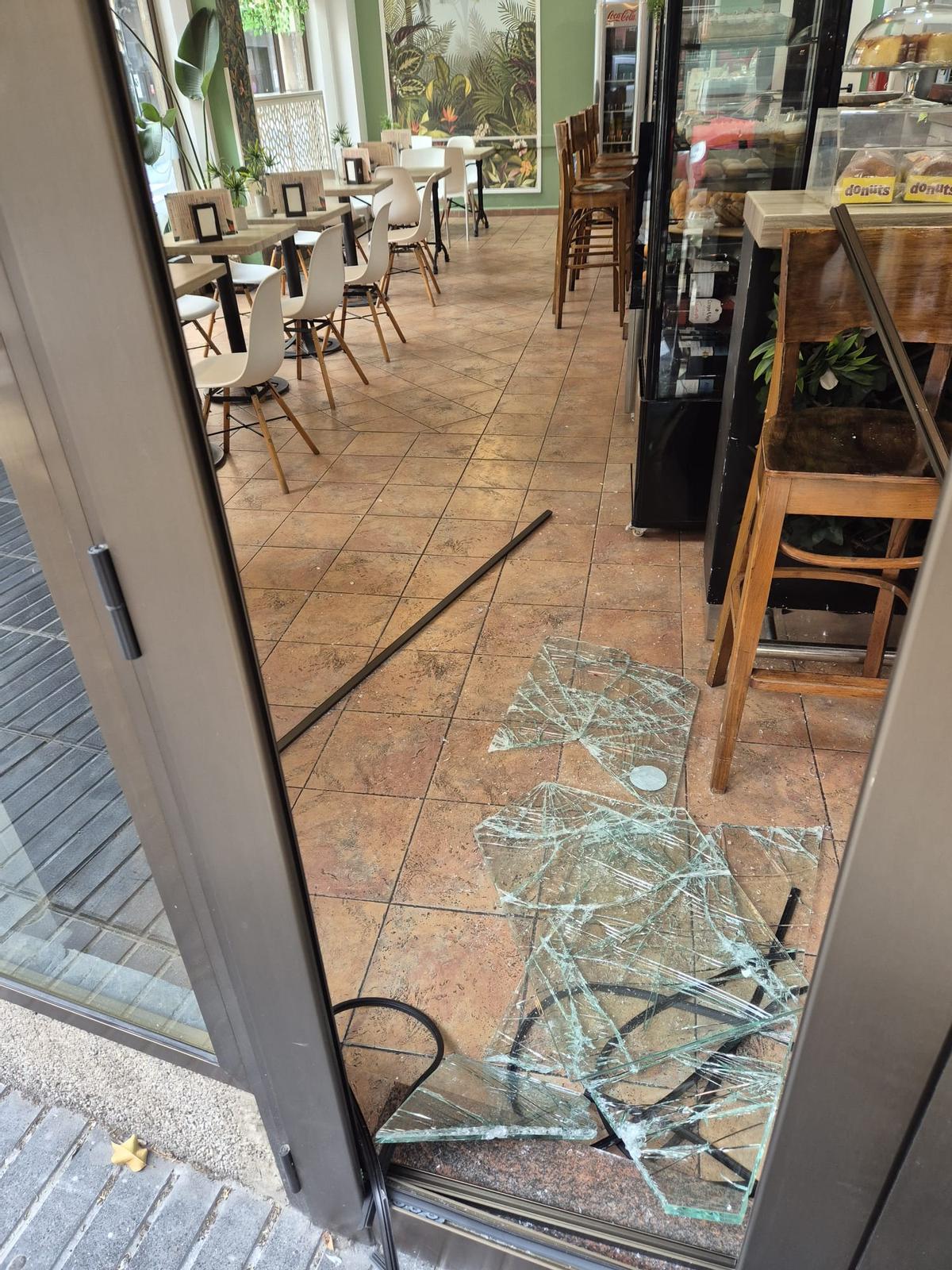 Roban de madrugada en una cafetería de Tomás Morales tras romper el cristal con una piedra