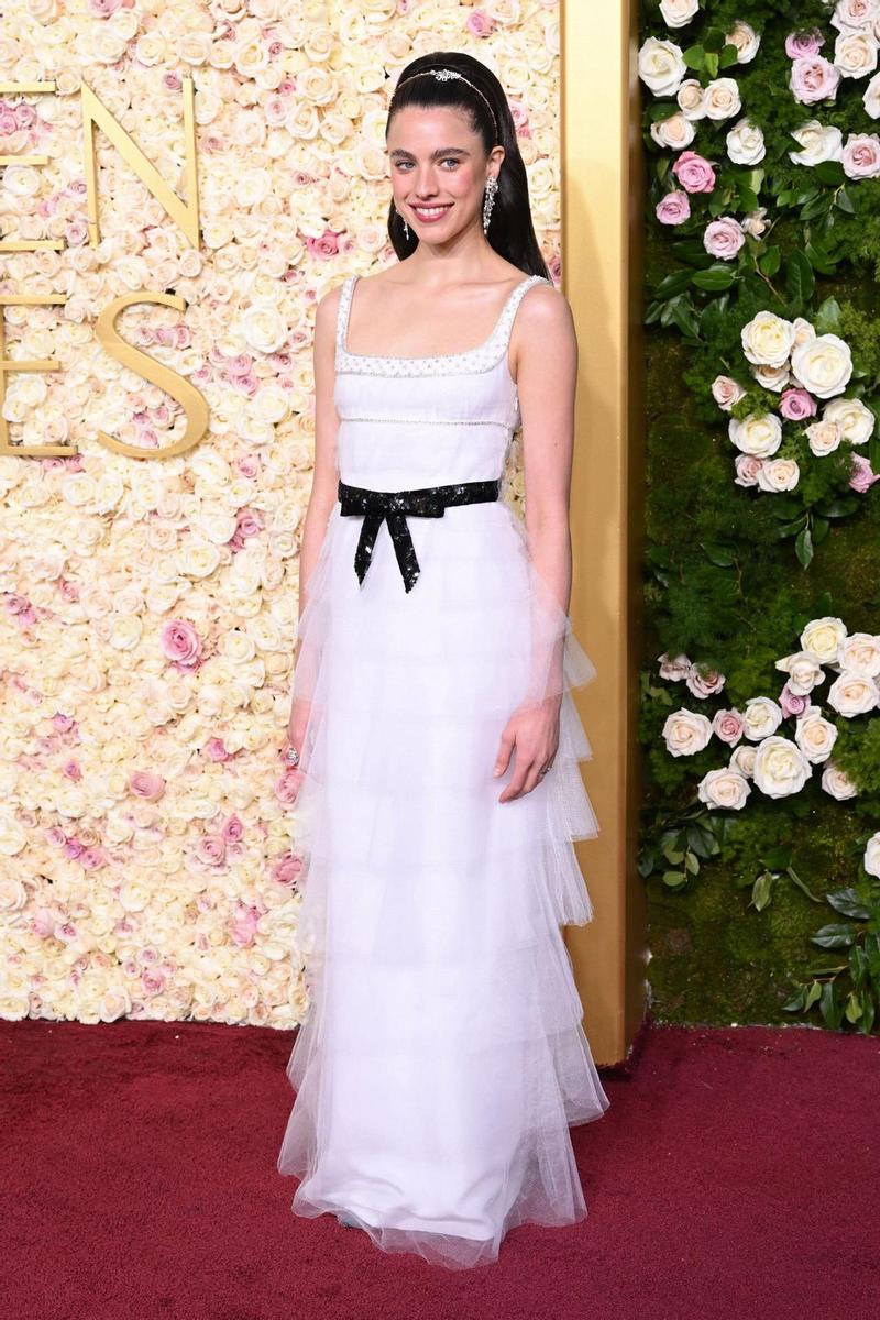 Margaret Qualley estaba espectacular con un vestido al estilo princesita con tiara incluida