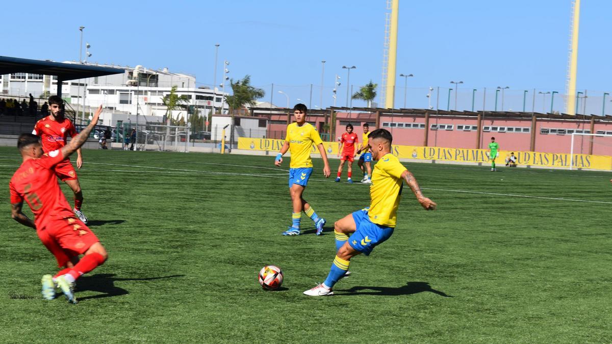 Un lance del partido de esta mañana en Siete Palmas entre Las Palmas Atlético y el Santa Úrsula.