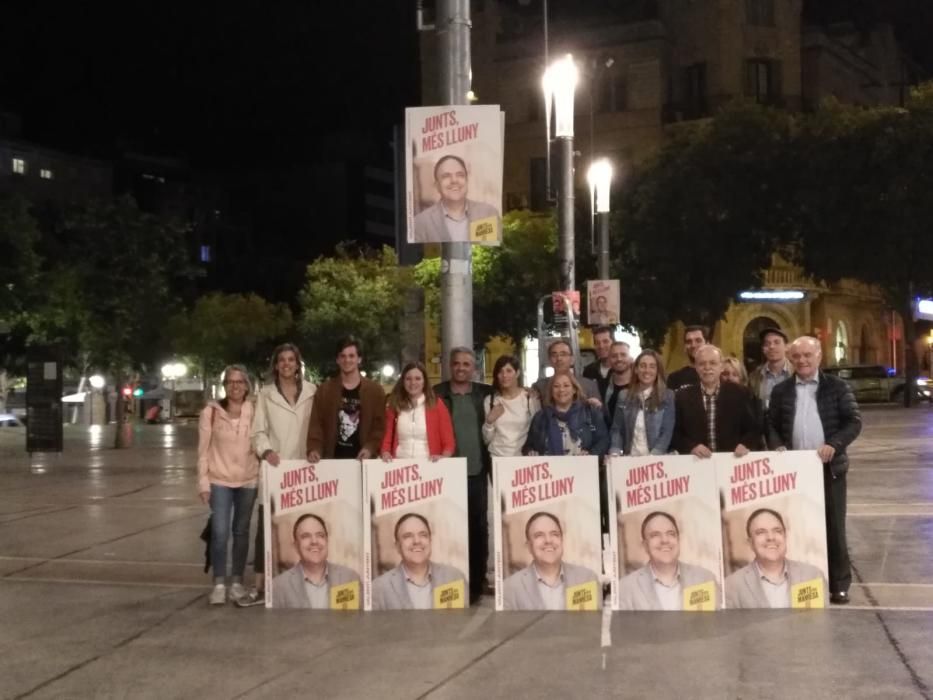 Penjada de cartells de Junts per Catalunya al Bage