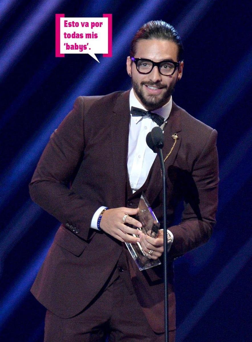 Maluma con su premio al Mejor Artista según redes sociales