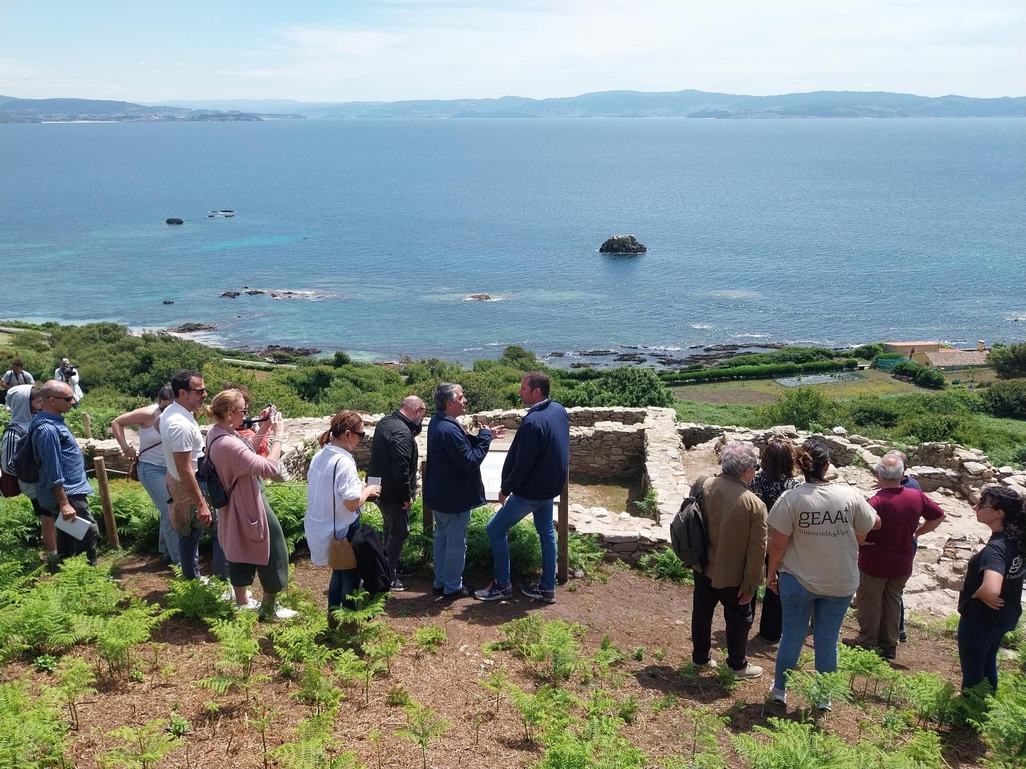 Visita a la isla de Ons: la antigua capilla de San Xaquín y el yacimiento de Castelo dos Mouros